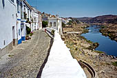 Mertola - La cittadina si affaccia sul placido fiume Guadiana.
